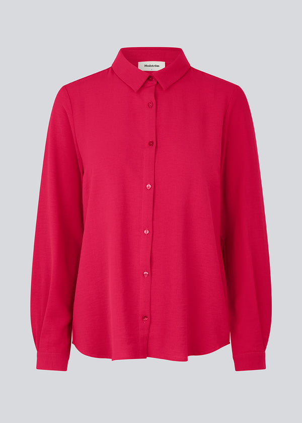Classic shirt in pink in a loose and relaxed silhouette. Ossa shirt has a small collar, slim cuff and buttons in a matching colour for a sleek design. The model is 173 cm and wears a size S/36