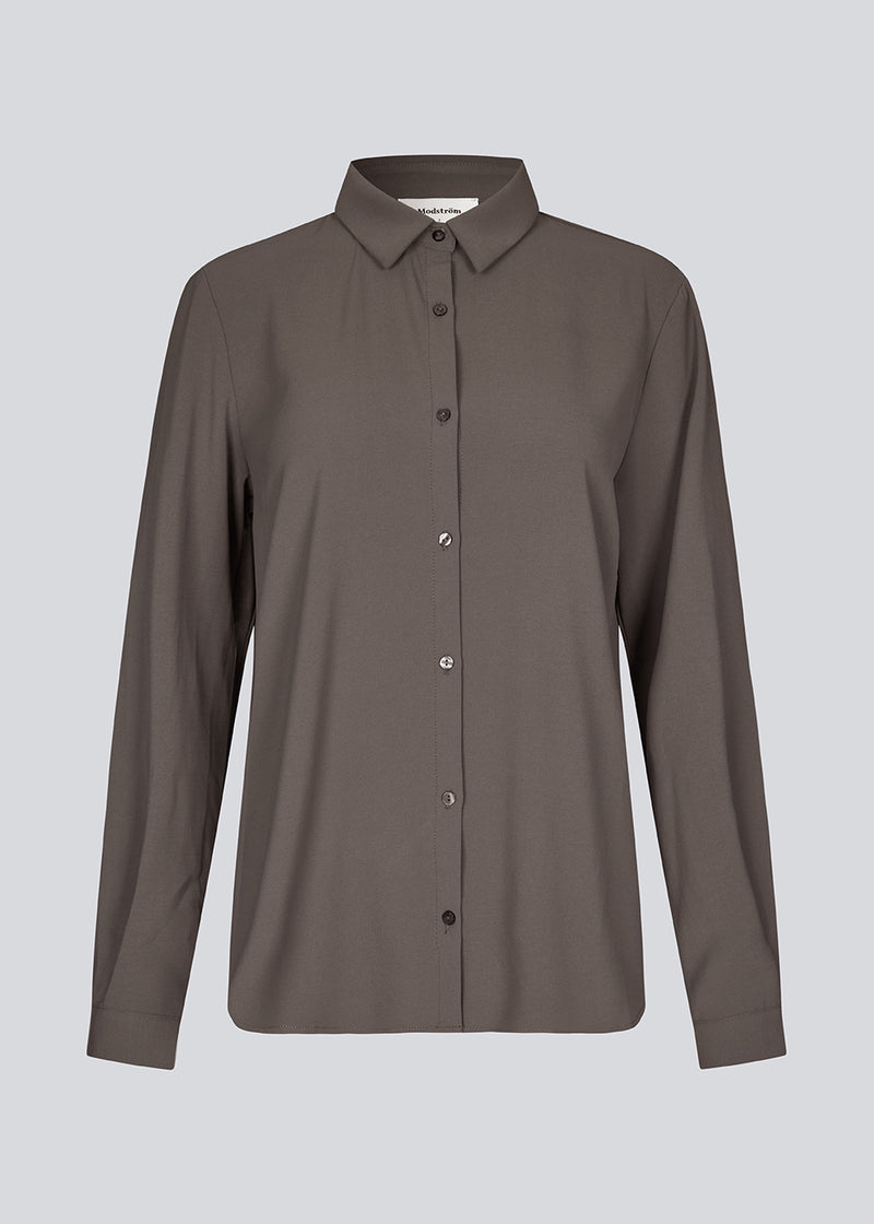 Our classic OssaMD shirt in brown has a loose and relaxed silhouette. Ossa shirt has a small collar, slim cuff and buttons in a matching colour for a sleek design.&nbsp;