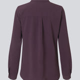 Classic shirt in a loose and relaxed silhouette. Ossa shirt has a small collar, slim cuff and buttons in a matching colour for a sleek design. The model is 173 cm and wears a size S/36