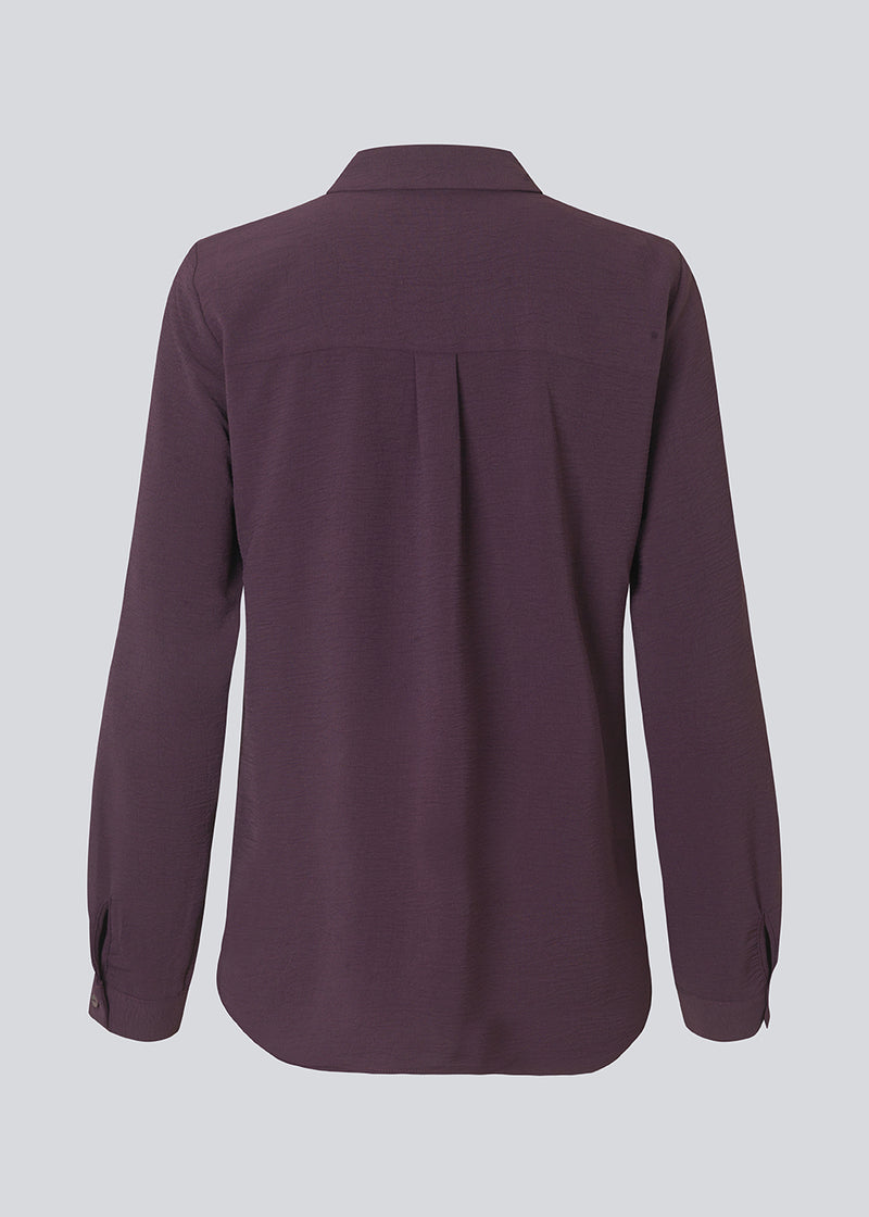 Classic shirt in a loose and relaxed silhouette. Ossa shirt has a small collar, slim cuff and buttons in a matching colour for a sleek design. The model is 173 cm and wears a size S/36