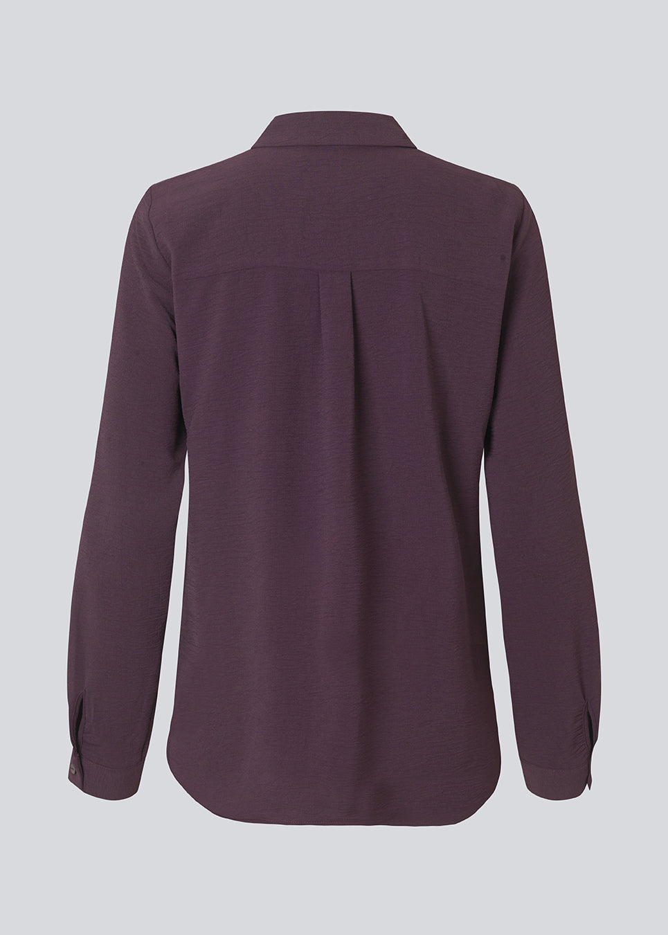 Classic shirt in a loose and relaxed silhouette. Ossa shirt has a small collar, slim cuff and buttons in a matching colour for a sleek design. The model is 173 cm and wears a size S/36