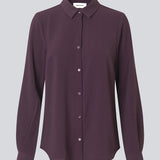 Classic shirt in a loose and relaxed silhouette. Ossa shirt has a small collar, slim cuff and buttons in a matching colour for a sleek design. The model is 173 cm and wears a size S/36