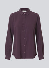 Classic shirt in a loose and relaxed silhouette. Ossa shirt has a small collar, slim cuff and buttons in a matching colour for a sleek design. The model is 173 cm and wears a size S/36