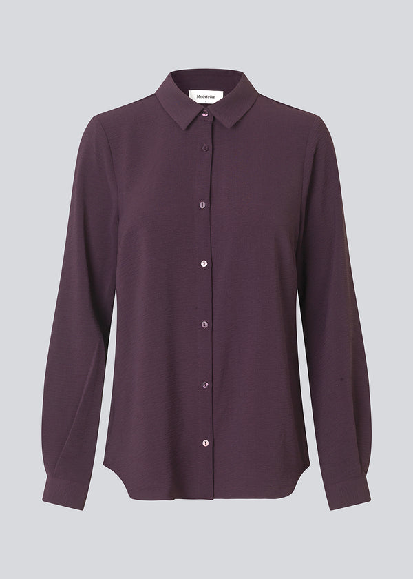 Classic shirt in a loose and relaxed silhouette. Ossa shirt has a small collar, slim cuff and buttons in a matching colour for a sleek design. The model is 173 cm and wears a size S/36