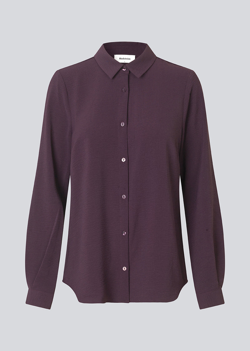 Classic shirt in a loose and relaxed silhouette. Ossa shirt has a small collar, slim cuff and buttons in a matching colour for a sleek design. The model is 173 cm and wears a size S/36