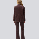 Blazer with a classic and elegant design in corduroy. Pablomd blazer has a button closure and two front pockets. The model is 175 cm and wears a size s/36.