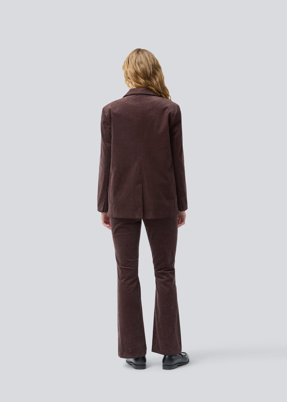 Blazer with a classic and elegant design in corduroy. Pablomd blazer has a button closure and two front pockets. The model is 175 cm and wears a size s/36.