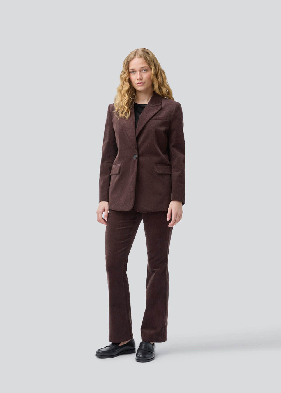 Blazer with a classic and elegant design in corduroy. Pablomd blazer has a button closure and two front pockets. The model is 175 cm and wears a size s/36.