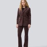 Blazer with a classic and elegant design in corduroy. Pablomd blazer has a button closure and two front pockets. The model is 175 cm and wears a size s/36.
