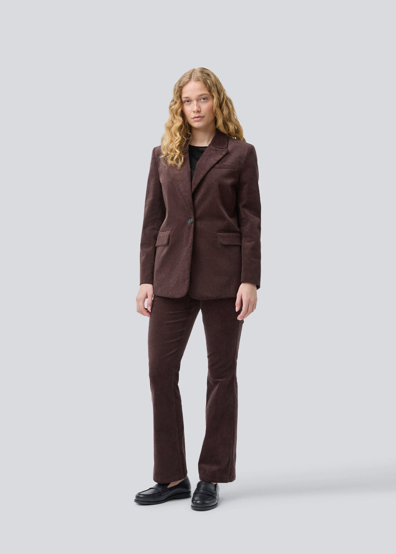 Blazer with a classic and elegant design in corduroy. Pablomd blazer has a button closure and two front pockets. The model is 175 cm and wears a size s/36.