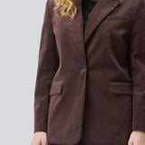 Blazer with a classic and elegant design in corduroy. Pablomd blazer has a button closure and two front pockets. The model is 175 cm and wears a size s/36.