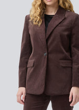 Blazer with a classic and elegant design in corduroy. Pablomd blazer has a button closure and two front pockets. The model is 175 cm and wears a size s/36.