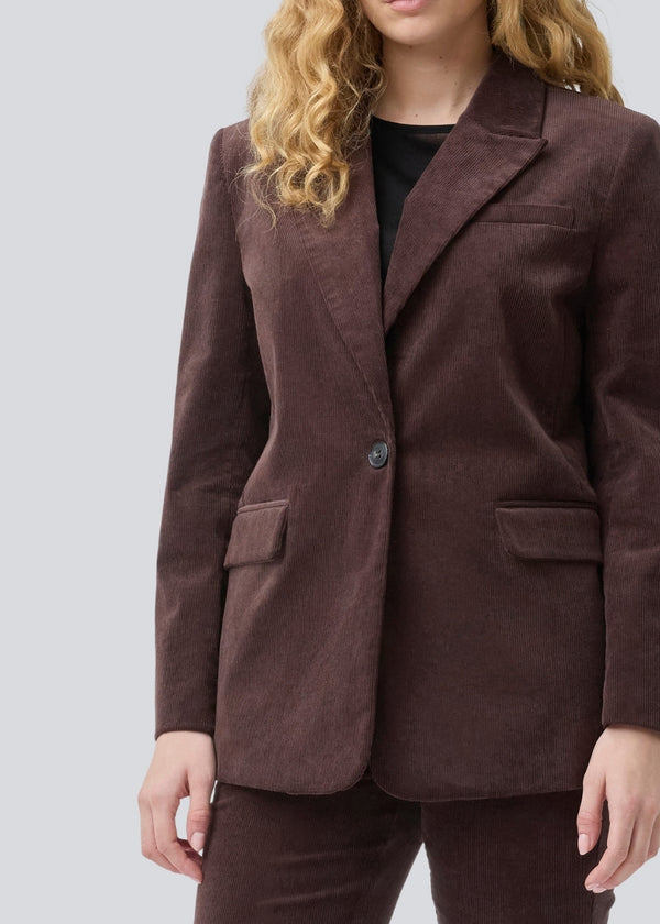 Blazer with a classic and elegant design in corduroy. Pablomd blazer has a button closure and two front pockets. The model is 175 cm and wears a size s/36.