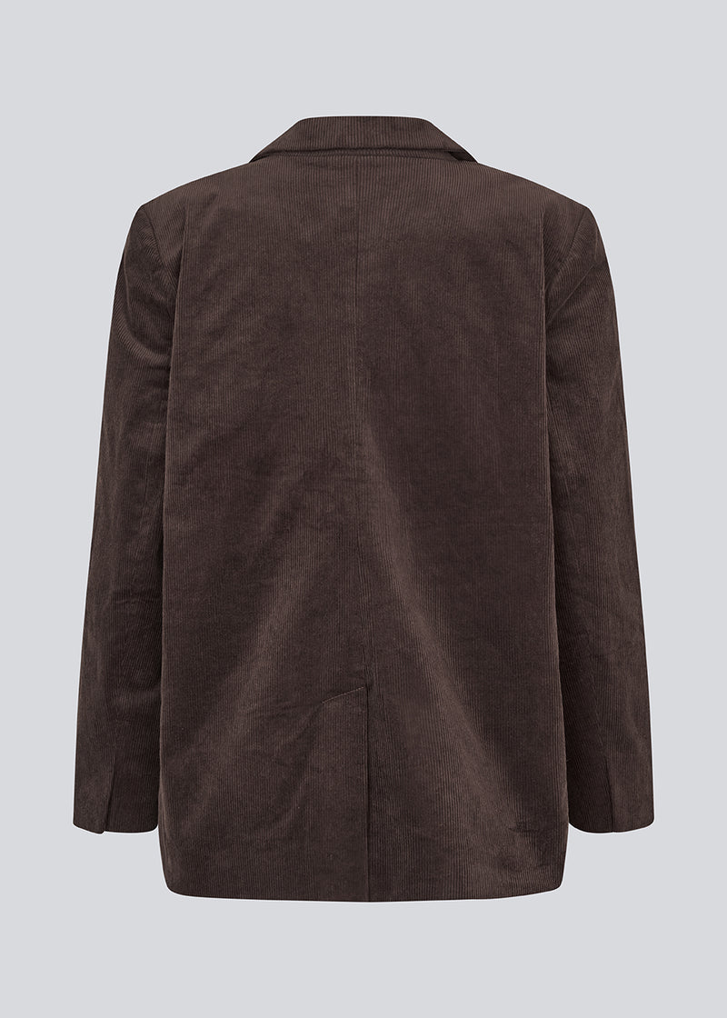 Blazer with a classic and elegant design in corduroy. Pablomd blazer has a button closure and two front pockets. The model is 175 cm and wears a size s/36.