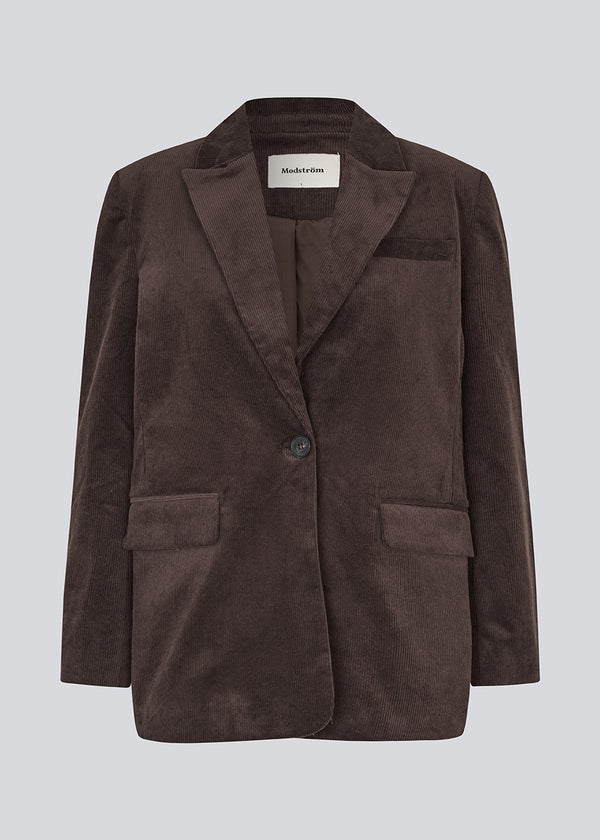 Blazer with a classic and elegant design in corduroy. Pablomd blazer has a button closure and two front pockets. The model is 175 cm and wears a size s/36.