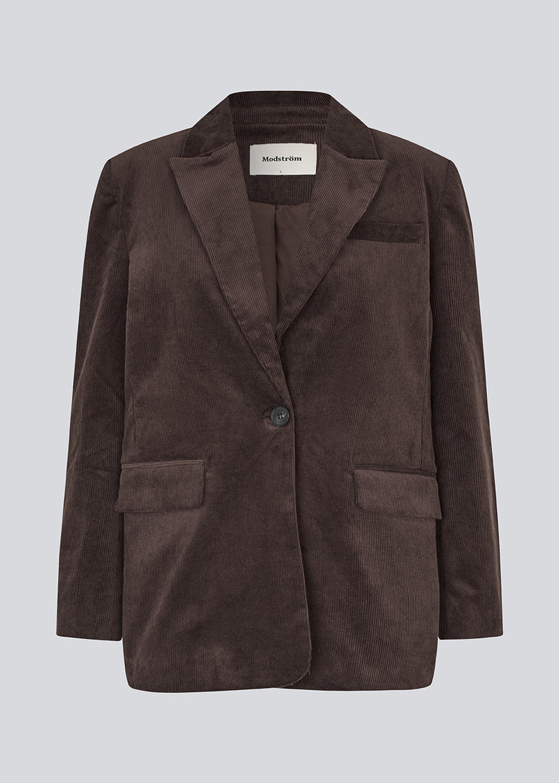 Blazer with a classic and elegant design in corduroy. Pablomd blazer has a button closure and two front pockets. The model is 175 cm and wears a size s/36.