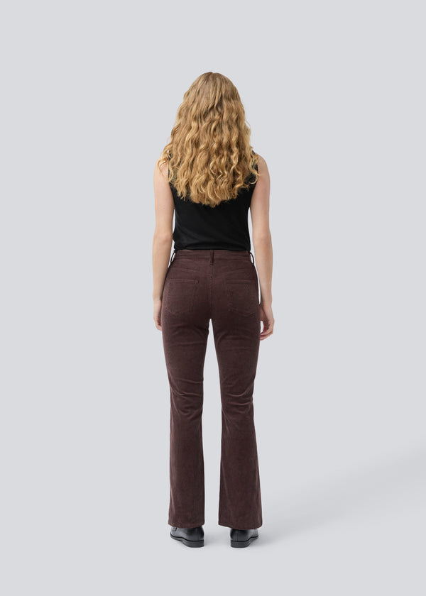 Flared pants in corduroy. Pablomd pants have a high waist and front and back pockets. The model is 175 cm and wears a size s/36.