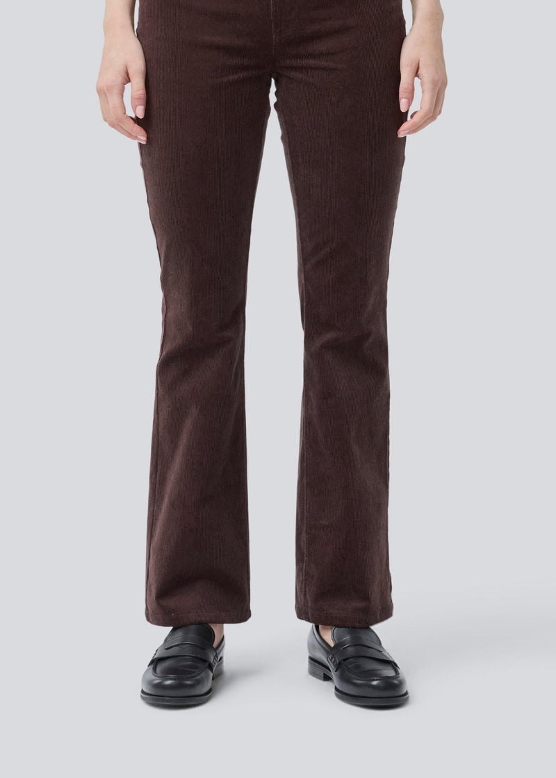 Flared pants in corduroy. Pablomd pants have a high waist and front and back pockets. The model is 175 cm and wears a size s/36.