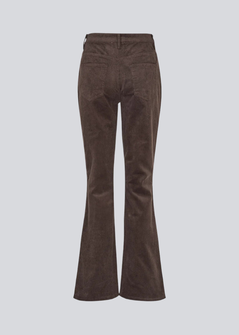 Flared pants in corduroy. Pablomd pants have a high waist and front and back pockets. The model is 175 cm and wears a size s/36.