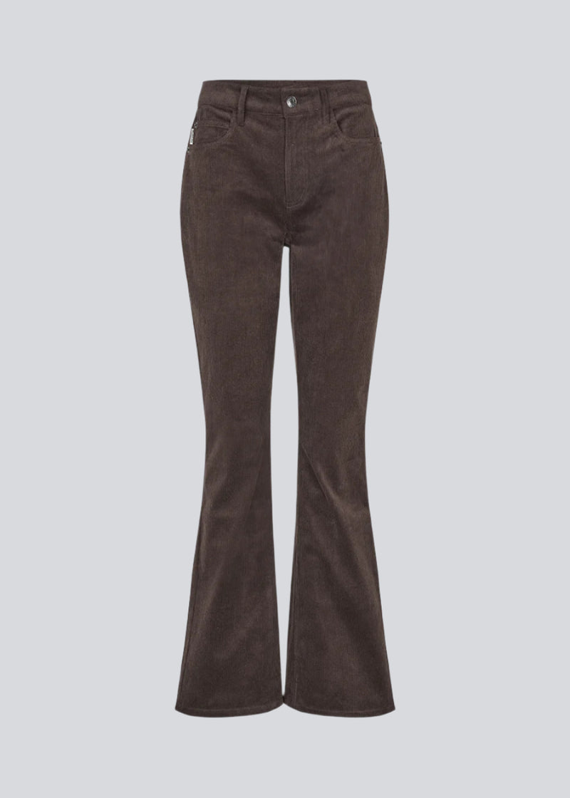 Flared pants in corduroy. Pablomd pants have a high waist and front and back pockets. The model is 175 cm and wears a size s/36.