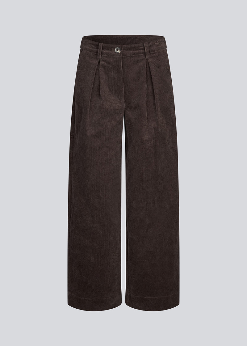 Suit trousers with pleats in corduroy. Pablomd wide pants has long wide legs with side pockets.
