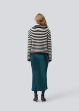 Soft knit in recycled polyester. Packermd rollneck has long sleeves and a high neckline with a side slit. The model is 175 cm and wears a size s/36.