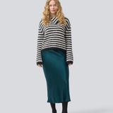 Soft knit in recycled polyester. Packermd rollneck has long sleeves and a high neckline with a side slit. The model is 175 cm and wears a size s/36.