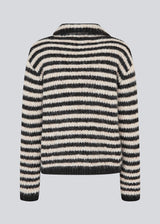 Soft knit in recycled polyester. Packermd rollneck has long sleeves and a high neckline with a side slit. The model is 175 cm and wears a size s/36.