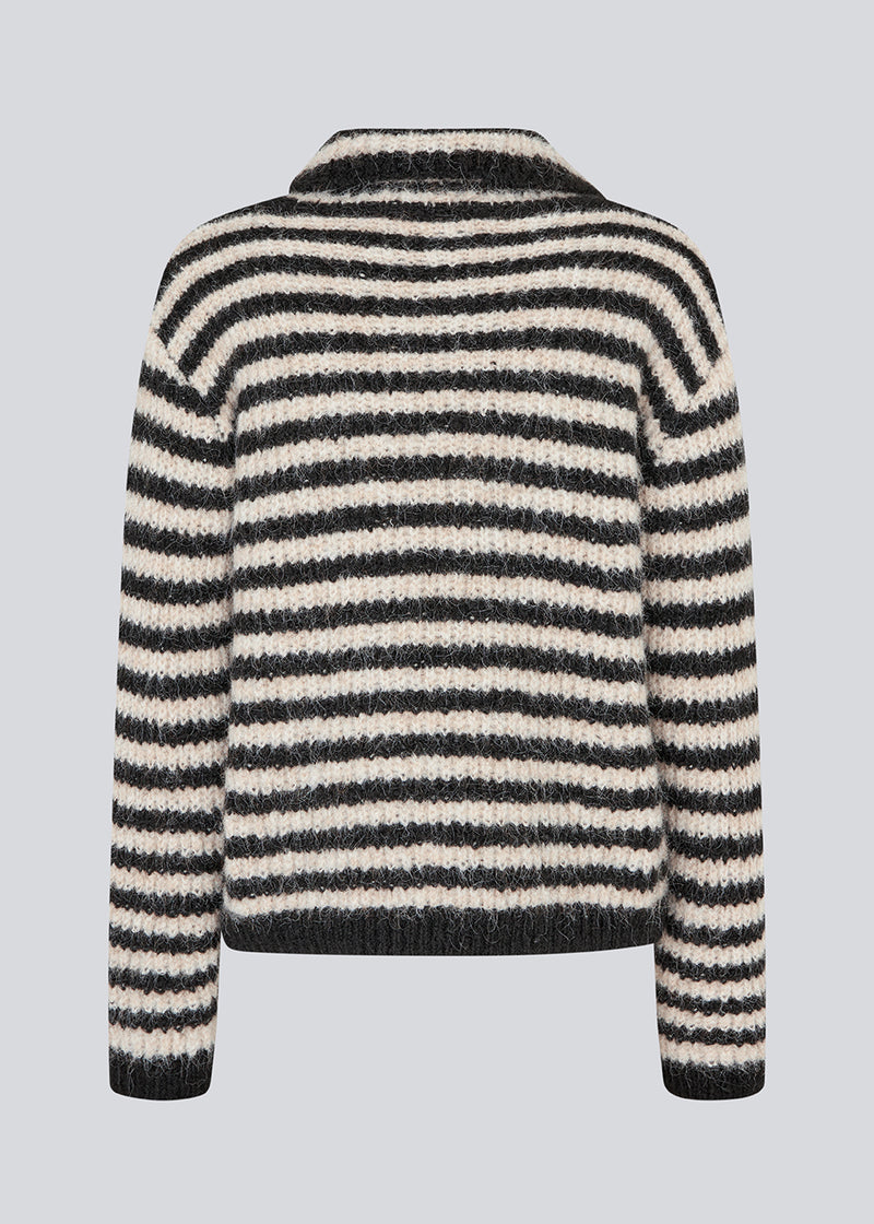 Soft knit in recycled polyester. Packermd rollneck has long sleeves and a high neckline with a side slit. The model is 175 cm and wears a size s/36.