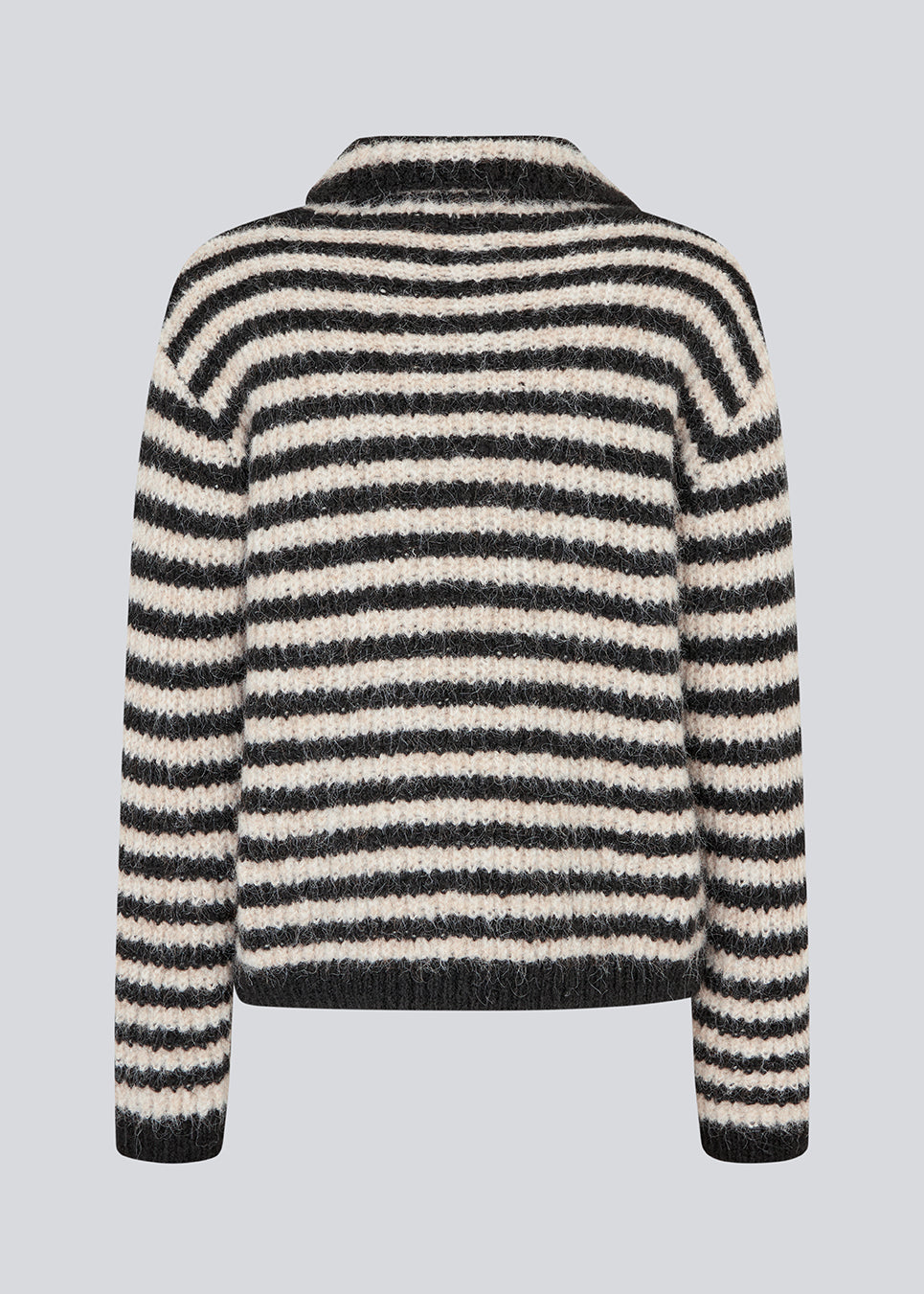 Soft knit in recycled polyester. Packermd rollneck has long sleeves and a high neckline with a side slit. The model is 175 cm and wears a size s/36.
