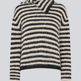 Soft knit in recycled polyester. Packermd rollneck has long sleeves and a high neckline with a side slit. The model is 175 cm and wears a size s/36.