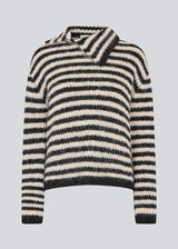 Soft knit in recycled polyester. Packermd rollneck has long sleeves and a high neckline with a side slit. The model is 175 cm and wears a size s/36.