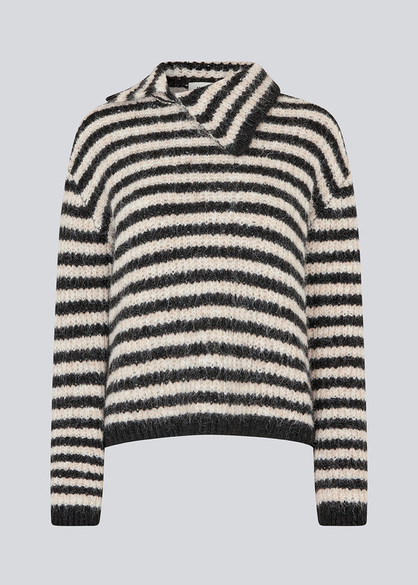 Soft knit in recycled polyester. Packermd rollneck has long sleeves and a high neckline with a side slit. The model is 175 cm and wears a size s/36.