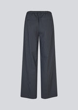 Pants with wide legs and a high waist. Paitynmd pants has an elastic waist with tieband and side pockets. The model is 175 cm and wears a size S/36.
