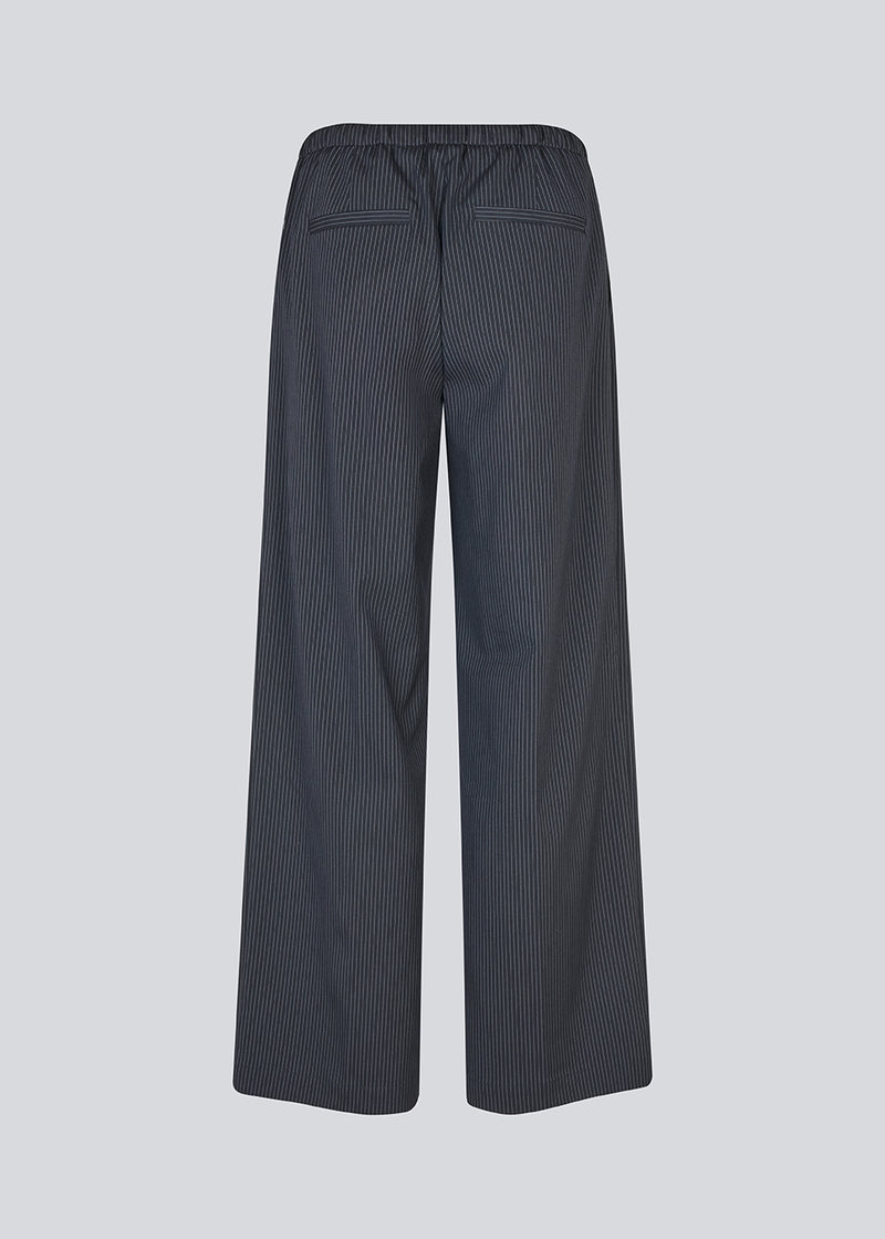 Pants with wide legs and a high waist. Paitynmd pants has an elastic waist with tieband and side pockets. The model is 175 cm and wears a size S/36.