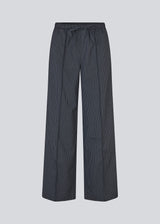 Pants with wide legs and a high waist. Paitynmd pants has an elastic waist with tieband and side pockets. The model is 175 cm and wears a size S/36.