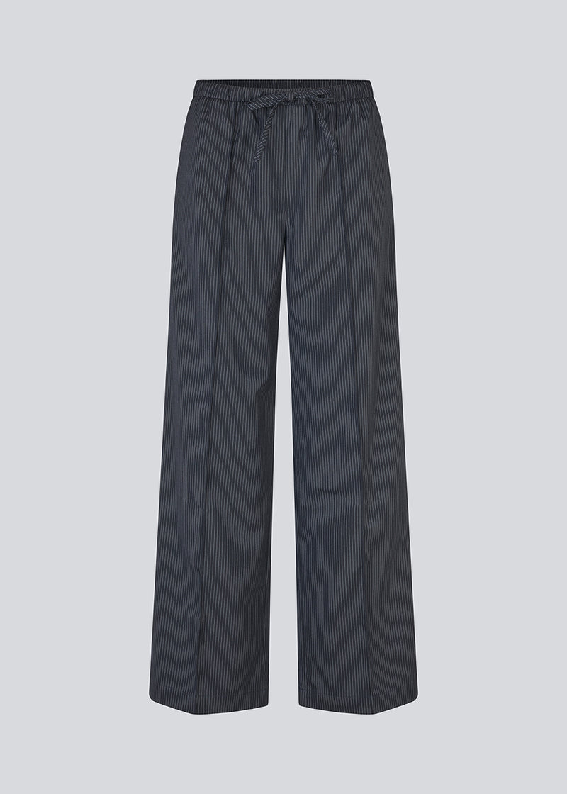 Pants with wide legs and a high waist. Paitynmd pants has an elastic waist with tieband and side pockets. The model is 175 cm and wears a size S/36.