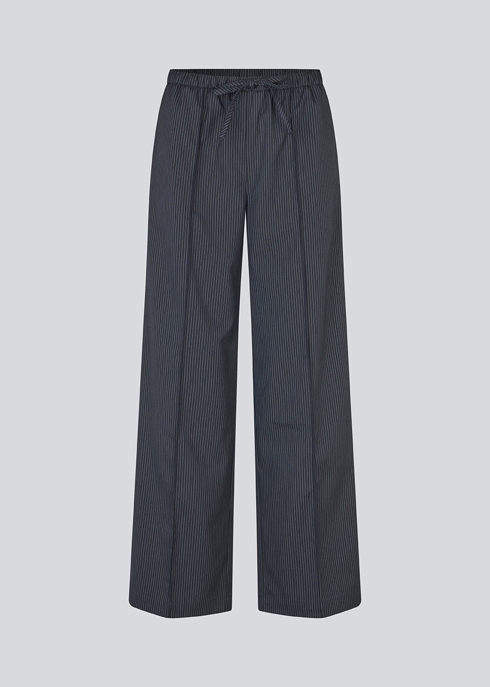 Pants with wide legs and a high waist. Paitynmd pants has an elastic waist with tieband and side pockets. The model is 175 cm and wears a size S/36.