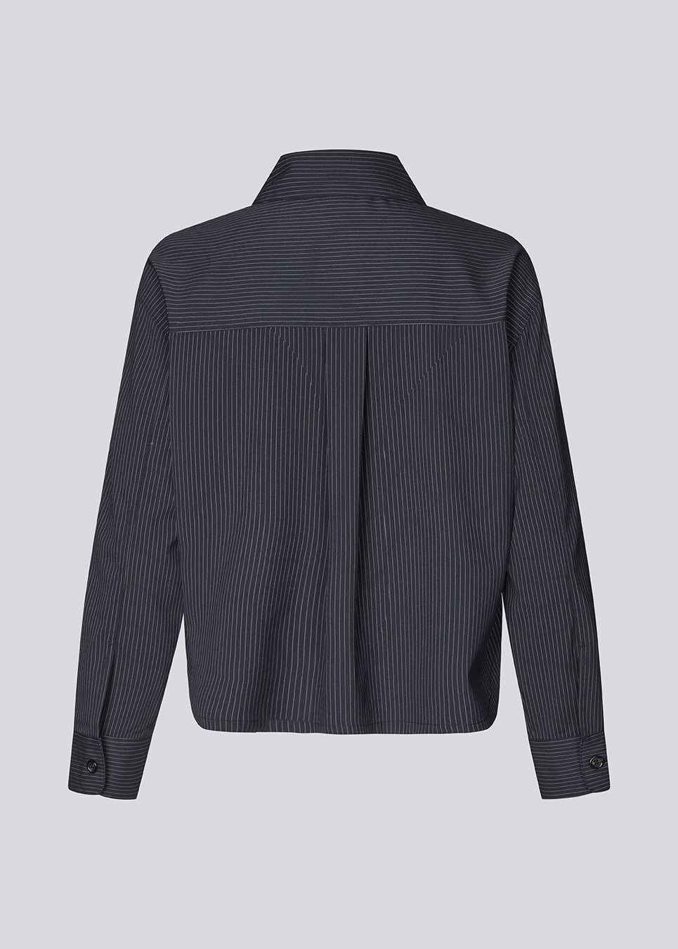 Slightly cropped shirt with wide sleeves. Paitynmd shirt has a front button closure, shirt collar, and a chest pocket.