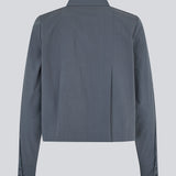 Short pleated shirt in 100% organic cotton. Palmermd solid shirt has a shirt collar and a button closure in front.