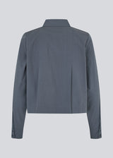 Short pleated shirt in 100% organic cotton. Palmermd solid shirt has a shirt collar and a button closure in front.