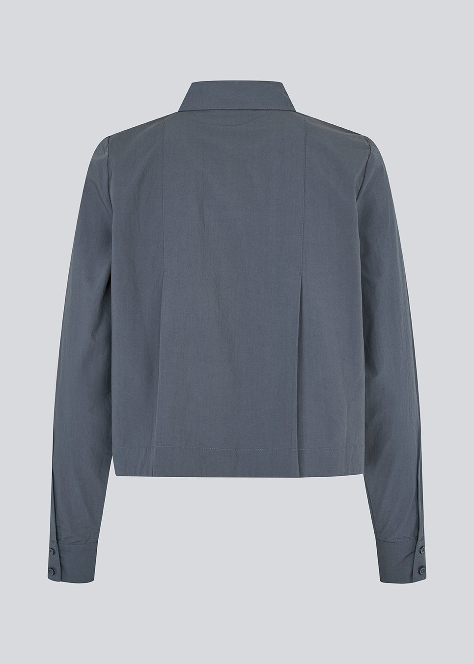Short pleated shirt in 100% organic cotton. Palmermd solid shirt has a shirt collar and a button closure in front.