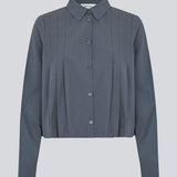 Short pleated shirt in 100% organic cotton. Palmermd solid shirt has a shirt collar and a button closure in front.