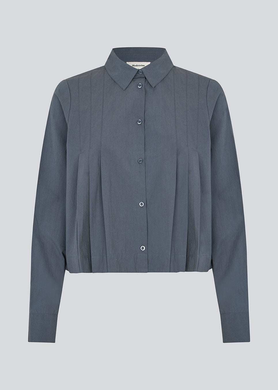 Short pleated shirt in 100% organic cotton. Palmermd solid shirt has a shirt collar and a button closure in front.