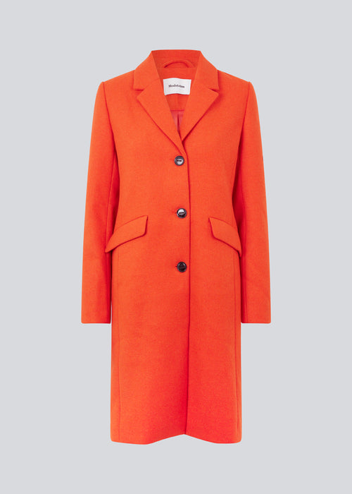 Beautiful, long wool coat. Pamela coat, in the color Bright Cherry, is closed by 3 big buttons at front and is waisted, which gives a feminine look. Because of the high content of wool you will be able to keep warm all through fall and the mild winters. The model is 176 cm and wears a size S/36