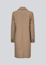 Beautiful, long wool coat i beige. Pamela coat is closed by 3 big buttons at front and is waisted, which gives a feminine look. Because of the high content of wool you will be able to keep warm all through fall and the mild winters.