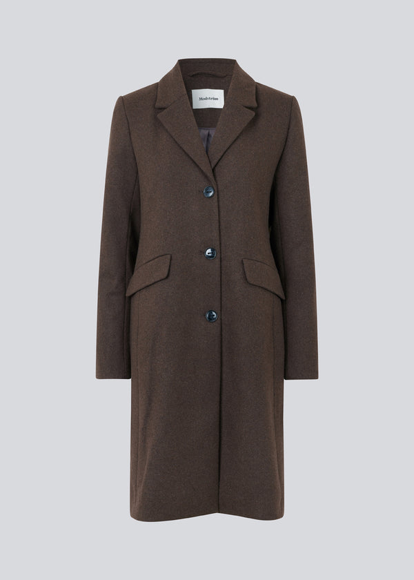 Beautiful, long wool coat in dark brown. Pamela coat is closed by 3 big buttons at front and is waisted, which gives a feminine look. Because of the high content of wool you will be able to keep warm all through fall and the mild winters. The model is 176 cm and wears a size S/36