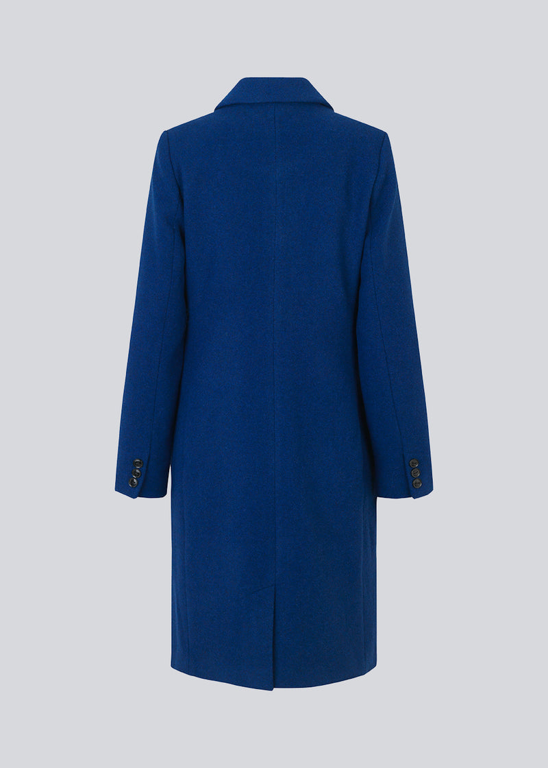 Beautiful, long wool coat in blue. Pamela coat is closed by 3 big buttons at front and is waisted, which gives a feminine look. Because of the high content of wool you will be able to keep warm all through fall and the mild winters.