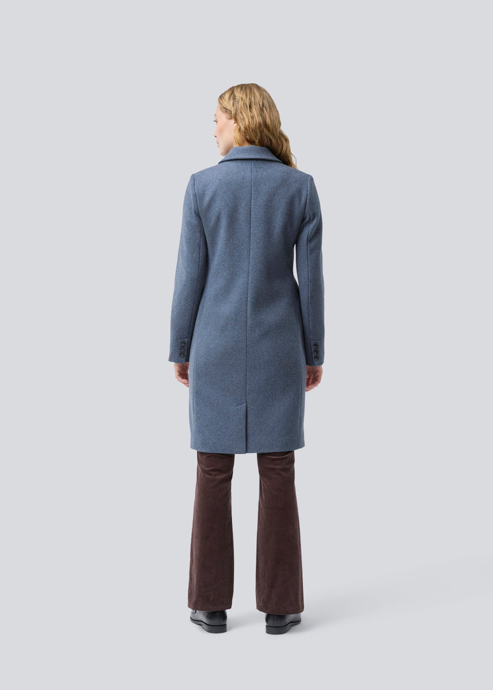 Beautiful, long wool coat. Pamela coat is closed by 3 big buttons at front and is waisted, which gives a feminine look. Because of the high content of wool you will be able to keep warm all through fall and the mild winters. The model is 176 cm and wears a size S/36