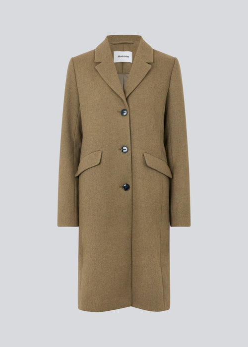 Beautiful, long wool coat in the color Spring Stone. Pamela coat is closed by 3 big buttons at front and is waisted, which gives a feminine look. Because of the high content of wool you will be able to keep warm all through fall and the mild winters.